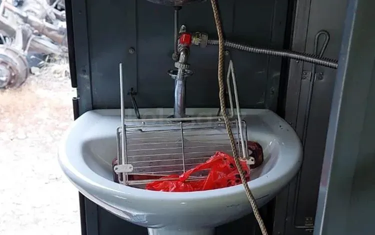 Раковина со стояком и трубами