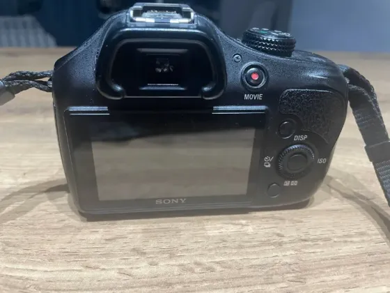 Камера Sony Alpha 3000 с объективом на деревянной поверхности