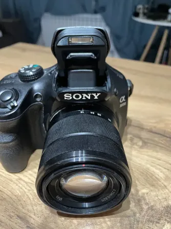 Камера Sony Alpha 3000 с объективом на деревянной поверхности