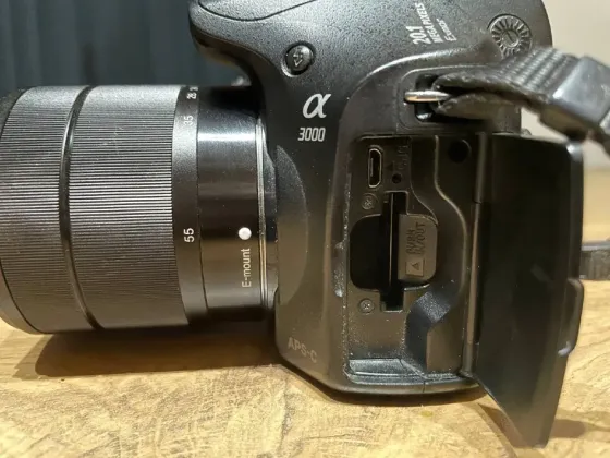 Камера Sony Alpha 3000 с объективом на деревянной поверхности