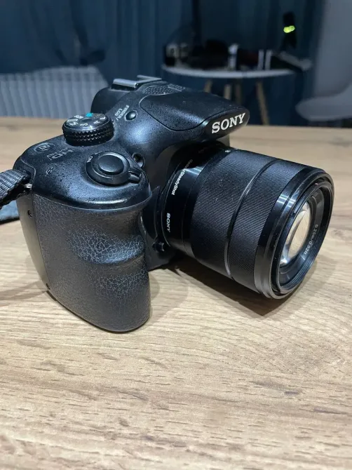 Правый боковой вид камеры Sony Alpha 3000