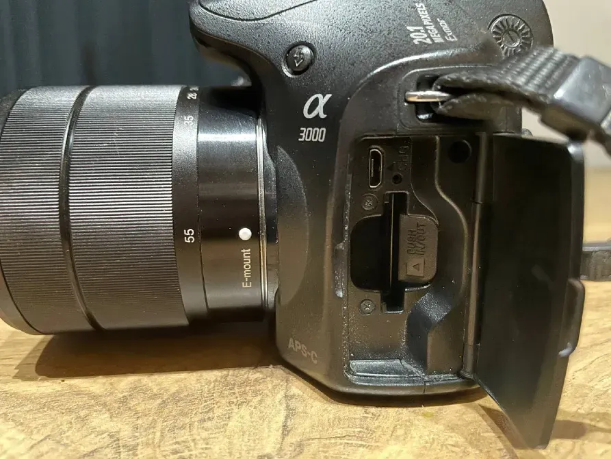 Боковой вид с отверстием для карт памяти на камере Sony Alpha 3000