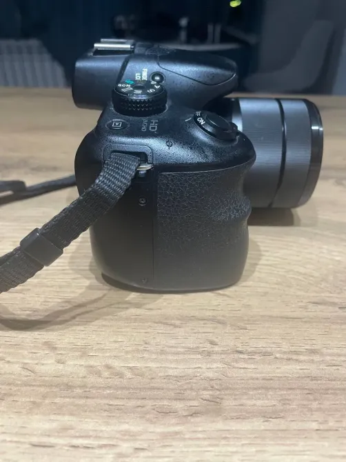 Левый боковой вид камеры Sony Alpha 3000