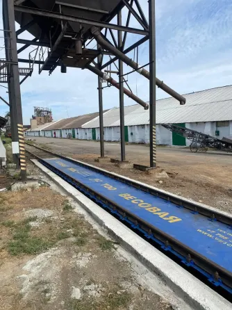 Площадка для взвешивания грузов на складе угля с яркими желтыми и синими линиями