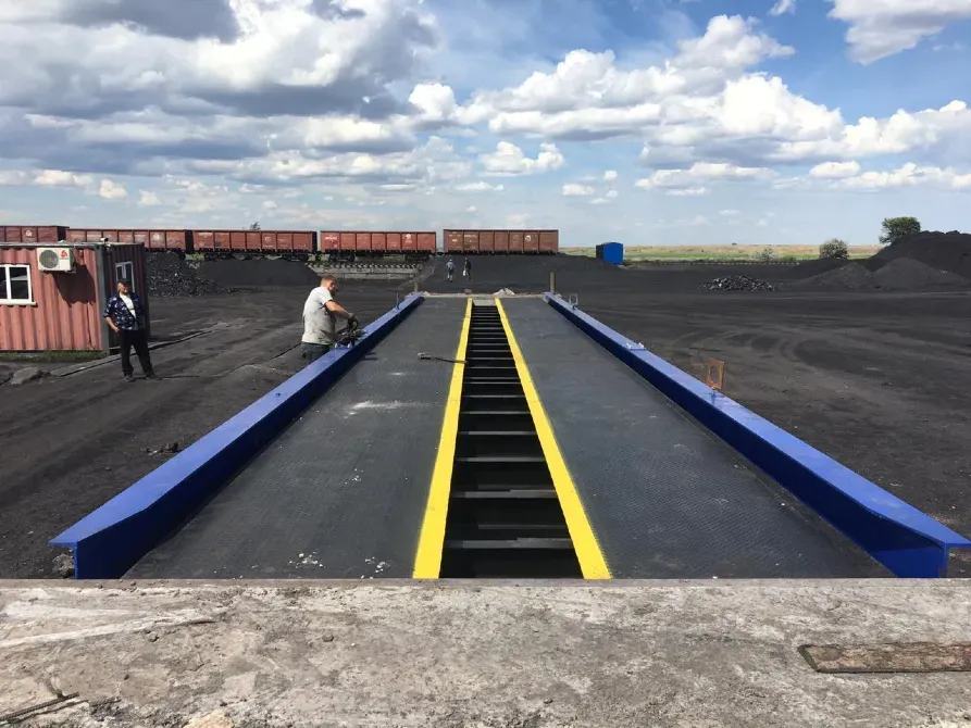 Площадка для взвешивания грузов на складе угля с яркими желтыми и синими линиями