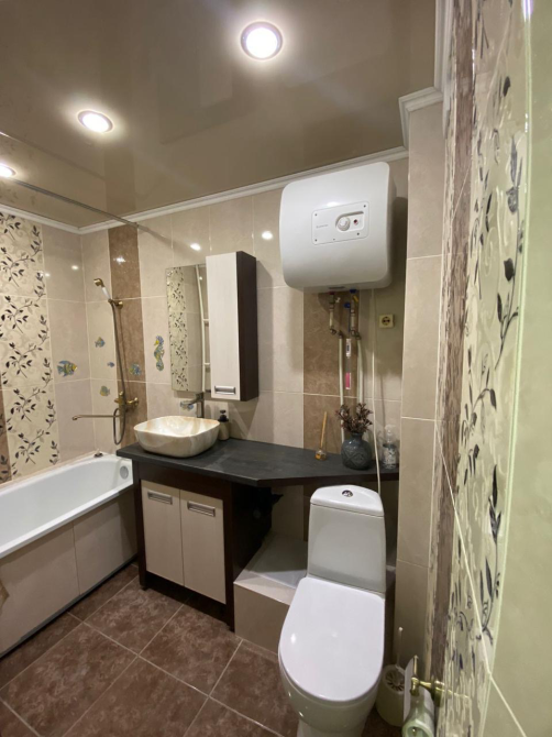 Современная ванная комната с ванной и душевой кабиной