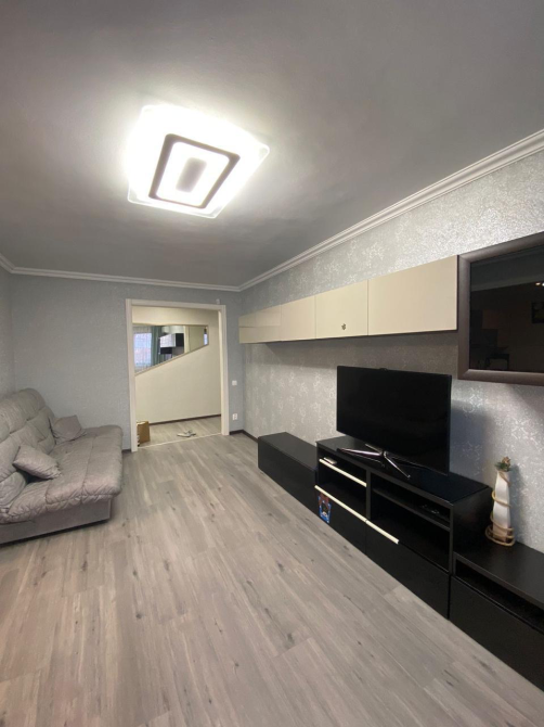 Просторная гостиная с диваном и телевизором