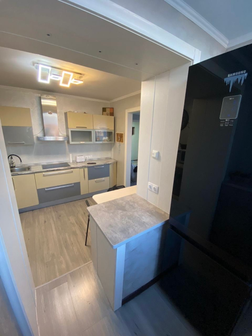 Кухня с обеденным местом и холодильником