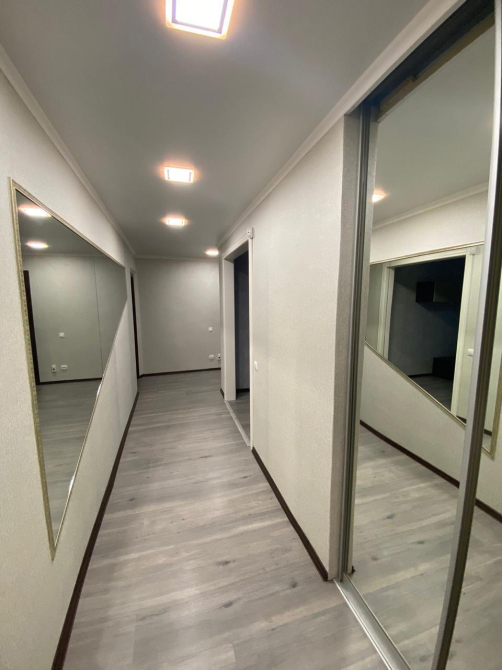 Коридор с зеркалами и современным освещением