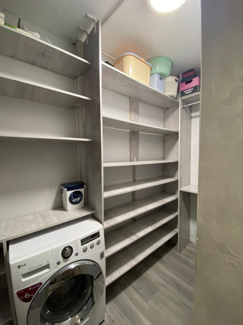 Место для стирки с полками и стиральной машиной
