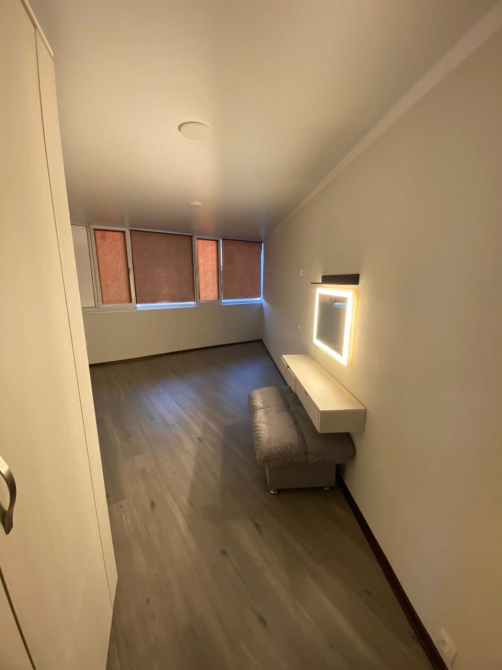 Светлая комната с зеркалом и креслом