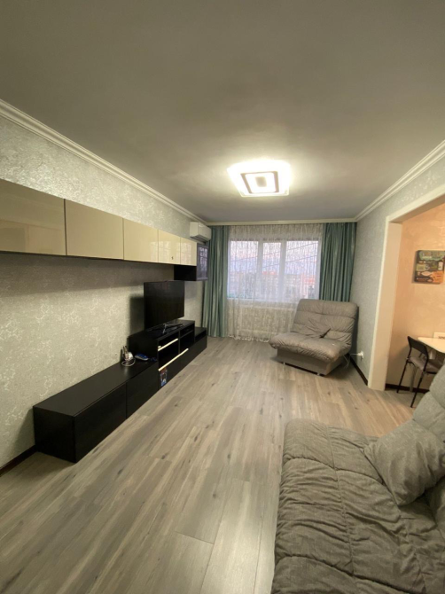 Гостиная с телевизором и комфортным креслом