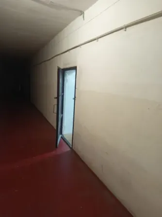 Ұзын коридор ашық есікпен