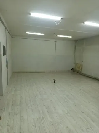 Ұзын коридор ашық есікпен