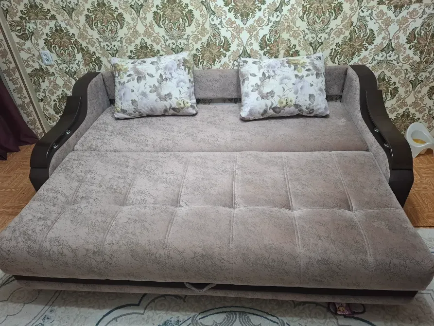 Диван в сложенном и разложенном состоянии с текстурой ткани и стильными подушками