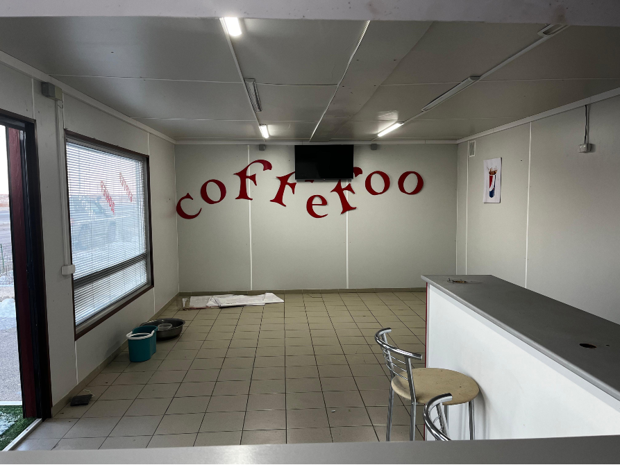 интерьер кафе с надписью 