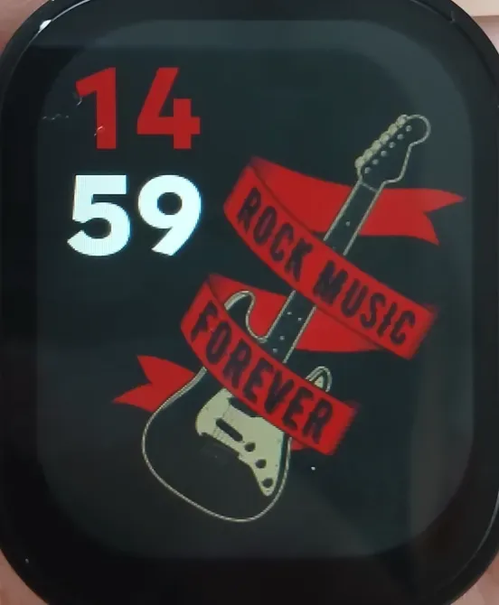 Изображение смарт-часов с отображением времени и темой рок-музыки