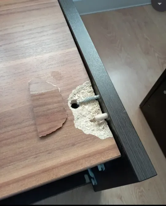 Поврежденный край мебельного гарнитура