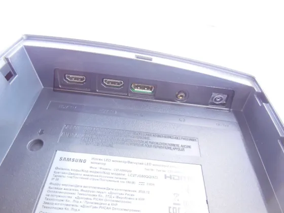 Изогнутый монитор на столе с черной рамкой