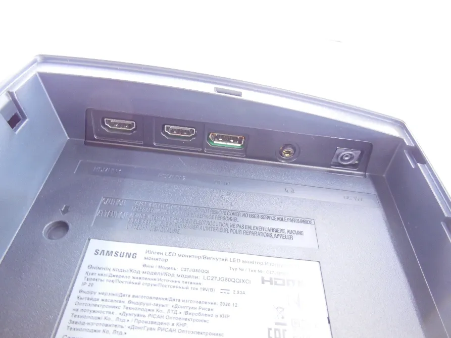 Задняя панель монитора с разъемами HDMI и USB