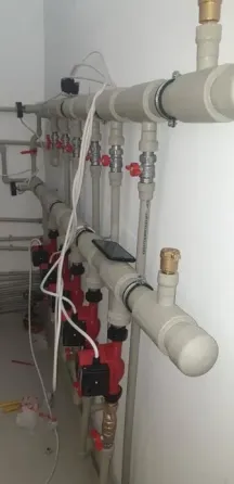 Система трубопровода с кранами и датчиками, установленные на стене