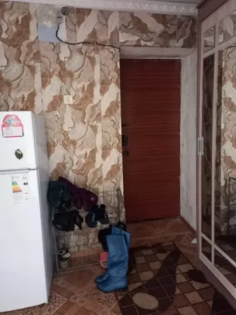 Кухня с окнами, столом и холодильником