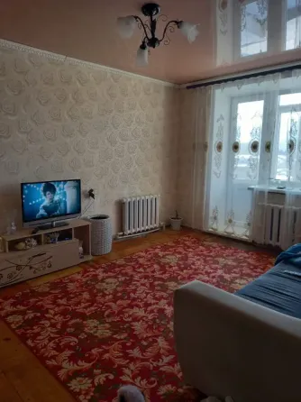 Кухня с окнами, столом и холодильником