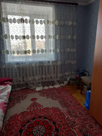 Кухня с окнами, столом и холодильником