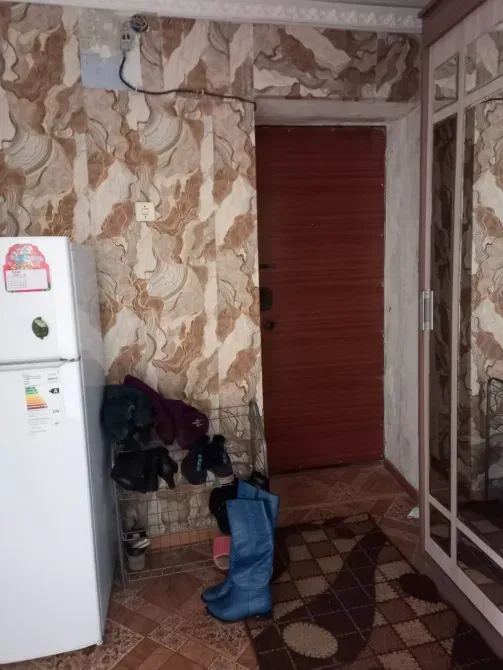 Прихожая с дверью и обувью