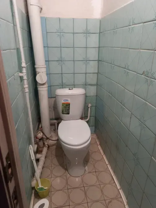 Санузел с туалетом и трубами