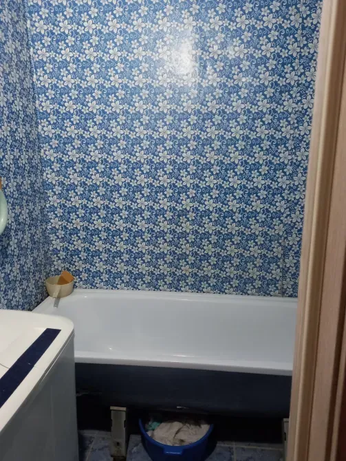 Ванная комната с ванной и стиральной машиной