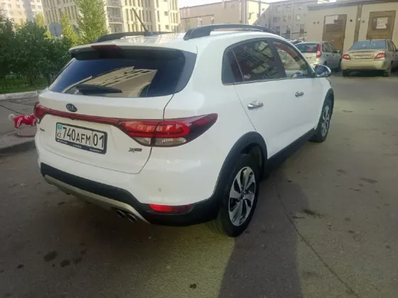Автомобиль Kia белого цвета с современным дизайном на улице
