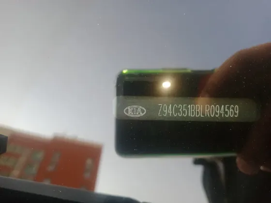 Автомобиль Kia белого цвета с современным дизайном на улице