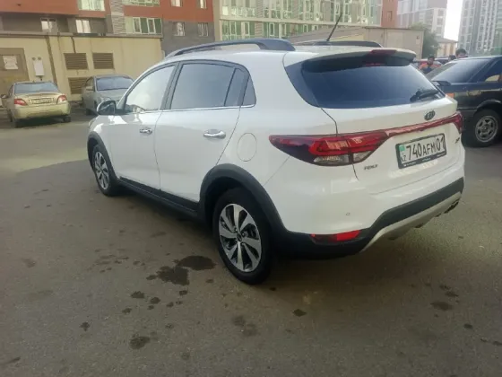 Автомобиль Kia белого цвета с современным дизайном на улице