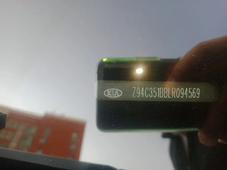 Номер VIN на автомобиле Kia, отражающий информацию о модели