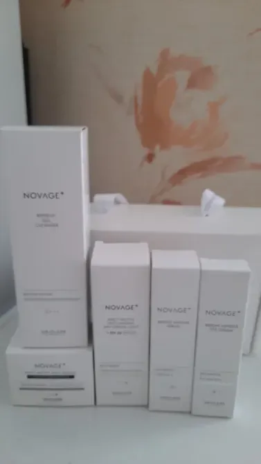Косметические средства NovAge в упаковке, на столе