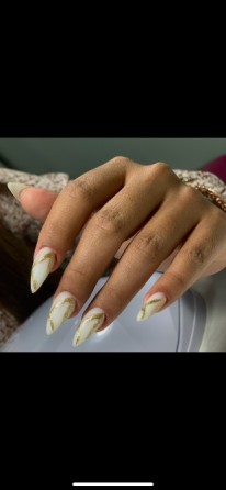 Ногти с розовыми и белыми дизайнами, украшенные сердцами и бабочками