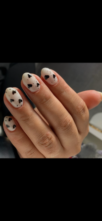 Ногти с розовыми и белыми дизайнами, украшенные сердцами и бабочками