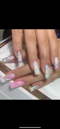 Ногти с розовыми и белыми дизайнами, украшенные сердцами и бабочками