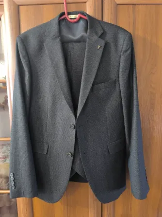 Жилет и пиджак на вешалке, серый цвет, в аккуратном состоянии