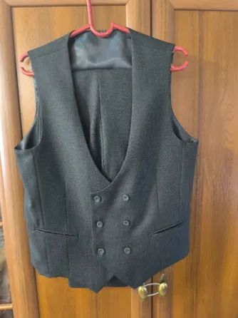 Жилет и пиджак на вешалке, серый цвет, в аккуратном состоянии