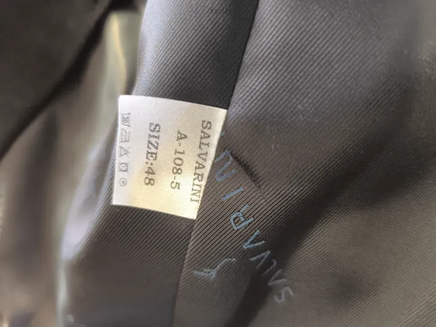 Этикетка с информацией о бренде Salvarini и размером 48