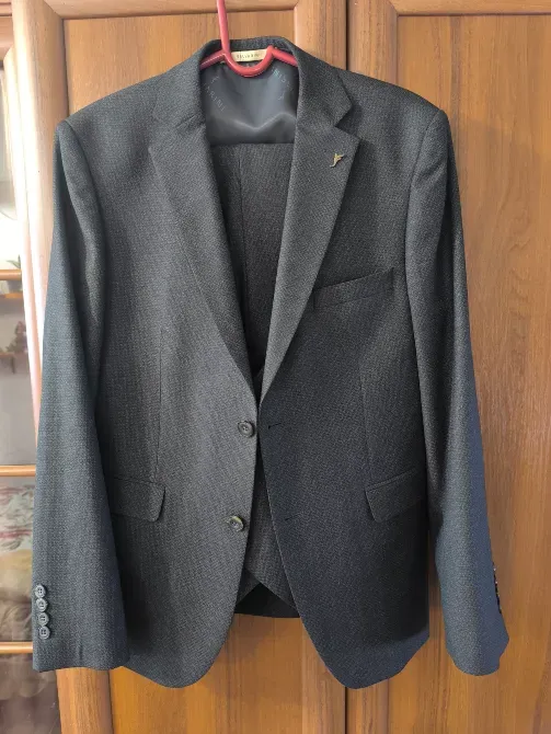 Жилет и пиджак на вешалке, серый цвет, в аккуратном состоянии