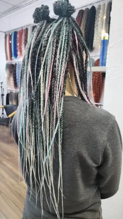 Ұзын жарқын өрімдер мен күлгін және қызғылт сары шаш аксессуарлары бар шаш үлгісі