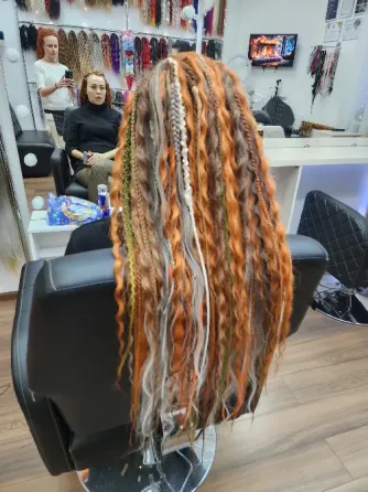 Ұзын жарқын өрімдер мен күлгін және қызғылт сары шаш аксессуарлары бар шаш үлгісі