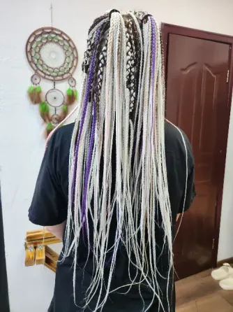 Ұзын жарқын өрімдер мен күлгін және қызғылт сары шаш аксессуарлары бар шаш үлгісі