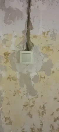 Переключатели на стене с обоями