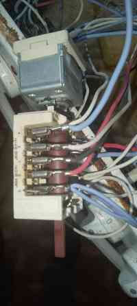 Переключатели на стене с обоями