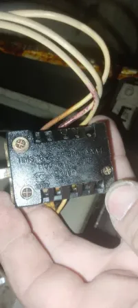 Переключатели на стене с обоями