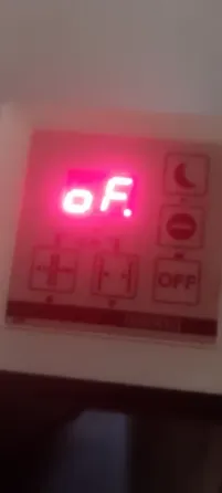 Переключатели на стене с обоями